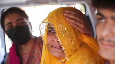 Sarita Kanwer, a Pakistani citizen, consoles her mother Priya Kanwer, an Indian citizen as they leave for Pakistan after their visa was revoked by India. (REUTERS)