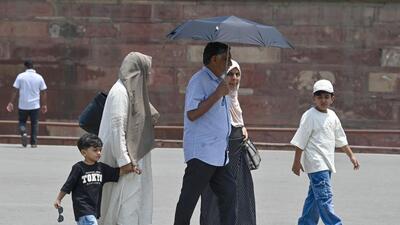 People brave the heat on a hot summer afternoon at Red Fort Area on Tuesday. (RAJ K RAJ /HT PHOTO) People brave the heat on a hot summer afternoon at Red Fort Area on Tuesday. (RAJ K RAJ /HT PHOTO)