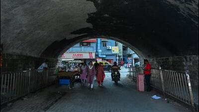The Elphinstone bridge was supposed to be closed to traffic from Monday. But on Friday, residents of the remaining 17 buildings staged a protest, fearing damage to their buildings during construction work (Hindustan Times) The Elphinstone bridge was supposed to be closed to traffic from Monday. But on Friday, residents of the remaining 17 buildings staged a protest, fearing damage to their buildings during construction work (Hindustan Times)
