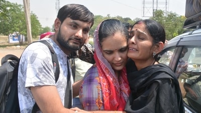Woman gets emotional before leaving her brother and sister-in-law to return to Pakistan at Attari-Wagah border check post near Amritsar on April 29, 2025. (Sameer Sehgal/HT) Woman gets emotional before leaving her brother and sister-in-law to return to Pakistan at Attari-Wagah border check post near Amritsar on April 29, 2025. (Sameer Sehgal/HT)