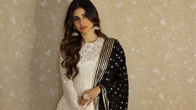 Mouni Roy recalled a scary fan encounter. (Photo: Instagram) Mouni Roy recalled a scary fan encounter. (Photo: Instagram)