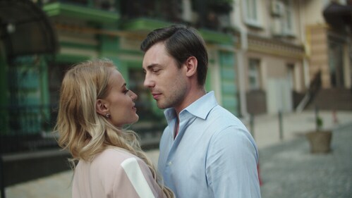 Eye contact helps you come closer. (Shutterstock ) Eye contact helps you come closer. (Shutterstock )