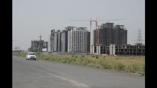 Chief minister Devendra Fadnavis said, “The cabinet has okayed the project and fund approved for public works department.” (HT)