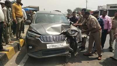 Damaged cars of Samajwadi Party leaders in a pile up at Khereshwar crossing in Aligarh. (HT File Photo)