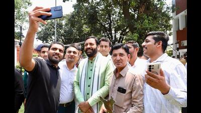 Haryana chief minister, Nayab Singh Saini poses for a selfie with some of those who qualified in UPSC exam from Haryana in Chandigarh on Tuesday. (Sourced)