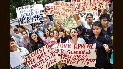 New Delhi, India. 16th April 2025: Several parents of students studying in private schools in the Delhi area staged a protest against an alleged fee hike in front of the Directorate of Education office at Delhi Vidhan Sabha in New Delhi, India, on Wednesday, April 16, 2025. (Photo by Arvind Yadav/Hindustan Times) (Hindustan Times) New Delhi, India. 16th April 2025: Several parents of students studying in private schools in the Delhi area staged a protest against an alleged fee hike in front of the Directorate of Education office at Delhi Vidhan Sabha in New Delhi, India, on Wednesday, April 16, 2025. (Photo by Arvind Yadav/Hindustan Times) (Hindustan Times)
