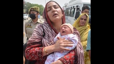 Pakistani citizen Sara Khan mother of two minors being deported to Pakistan. She had asked the Indian government to cancel her deportation because she had delivered a baby 14 days ago at India Pakistan Wagah border post in Amritsar on Wednesday. (Sameer Sehgal/Hindustan Times) Pakistani citizen Sara Khan mother of two minors being deported to Pakistan. She had asked the Indian government to cancel her deportation because she had delivered a baby 14 days ago at India Pakistan Wagah border post in Amritsar on Wednesday. (Sameer Sehgal/Hindustan Times)
