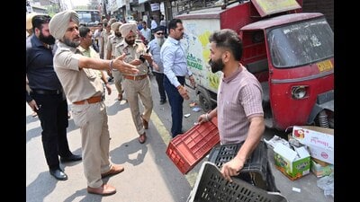 Police personnel removing the illegal encroachment from the Field Ganj in Ludhiana on Wednesday. (HT Photo) Police personnel removing the illegal encroachment from the Field Ganj in Ludhiana on Wednesday. (HT Photo)