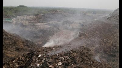 Smoke rising from a waste treatment plant on the Gurugram-Faridabad Road near Bandhwari village in Gurugram on Wednesday. (PARVEEN KUMAR/HT)
