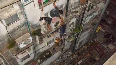 Central Kolkata hotel fire: Fire fighters used hydraulic ladders to rescue those who assembled in the balconies. (PTI)