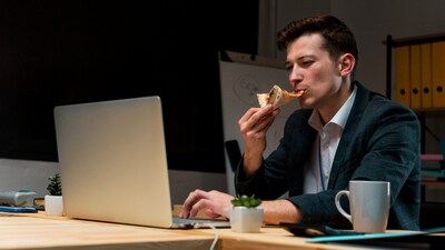It's easy to binge on unhealthy food while you are working but the long-term repercussions on your health are deadly. (Freepik) It's easy to binge on unhealthy food while you are working but the long-term repercussions on your health are deadly. (Freepik)
