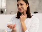  Choose a moisturizer that addresses your specific skin concerns. (Freepik)