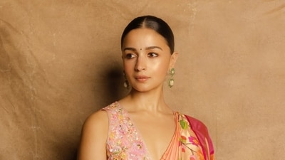 Alia Bhatt chose an Abu Jani Sandeep Khosla saree that she draped in a traditional Maharashtrian style. Alia Bhatt chose an Abu Jani Sandeep Khosla saree that she draped in a traditional Maharashtrian style.