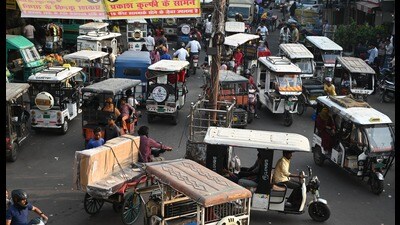 A Lucknow road flooded with e-rickshaws on Thursday. (Mushtaq Ali/ht photo) A Lucknow road flooded with e-rickshaws on Thursday. (Mushtaq Ali/ht photo)