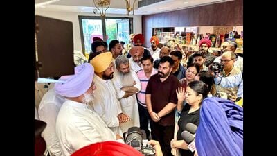 Ex-CM Charanjit Singh Channi with other Congress leaders in a Kitchlu Nagar store that was recently robbed. (HT Photo) Ex-CM Charanjit Singh Channi with other Congress leaders in a Kitchlu Nagar store that was recently robbed. (HT Photo)