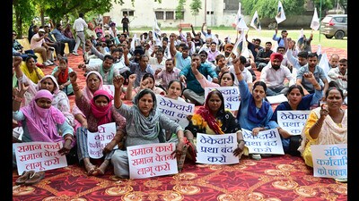 Members of All Contractual Karamchari Sangh Bharat protesting against the Chandigarh administration at the Sector 20 mosque ground on Thursday. (Ravi Kumar/HT) Members of All Contractual Karamchari Sangh Bharat protesting against the Chandigarh administration at the Sector 20 mosque ground on Thursday. (Ravi Kumar/HT)