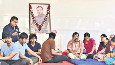 Mumbai, India - May 1, 2025:Mahesh Kurmi brother of late Sachin Kurmi along with his family and supporters, sits on indefinite hunger strike and demanded immediate arrest of main suspect of his murder, at Byculla in Mumbai, India, on Thursday, May 1, 2025. (Photo by Anshuman Poyrekar/ Hindustan Times) (Hindustan Times)