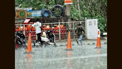 People rush to their destinations amid rain in Mandi on Thursday. (Birbal Sharma/HT)