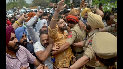 Police stopping AAP leaders from heading towards the BJP office in Ludhiana. (Gurpreet Singh/HT) Police stopping AAP leaders from heading towards the BJP office in Ludhiana. (Gurpreet Singh/HT)