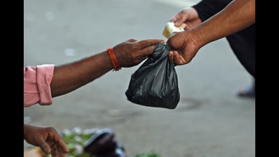 Shopkeepers using plastic bags after banning plastics at Bandra in Mumbai, India, on Wednesday , June 27, 2018. (/HT Photo) Shopkeepers using plastic bags after banning plastics at Bandra in Mumbai, India, on Wednesday , June 27, 2018. (/HT Photo)