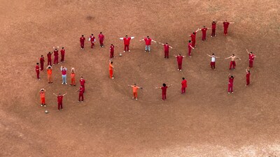 A drone view of detainees forming the letters SOS with their bodies in the courtyard at the Bluebonnet Detention Facility, where Venezuelans at the center of a U.S. Supreme Court ruling are held, in Anson, Texas, U.S. April 28, 2025. REUTERS/Paul Ratje     TPX IMAGES OF THE DAY (REUTERS)