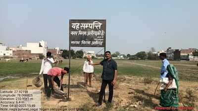 Aligarh Nagar Nigam taking possession of land in Aligarh on Wednesday (HT Photo) Aligarh Nagar Nigam taking possession of land in Aligarh on Wednesday (HT Photo)