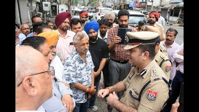 Commissioner of police communicating with local shopkeepers in Ghumar Mandi in Ludhiana on Friday. (HT Photo) Commissioner of police communicating with local shopkeepers in Ghumar Mandi in Ludhiana on Friday. (HT Photo)