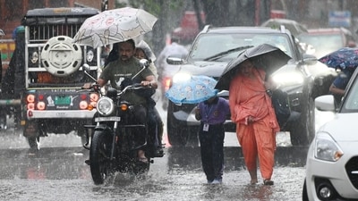 Delhiites brave rain at Mayur Vihar in New Delhi on Friday. (Ajay Aggarwal/HT) Delhiites brave rain at Mayur Vihar in New Delhi on Friday. (Ajay Aggarwal/HT)