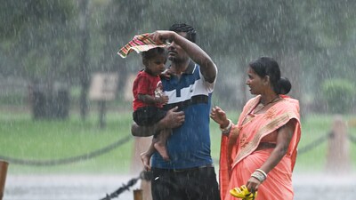Visitors at Kartavya Path amid rain in New Delhi. The IMD also warned of hailstorm damaging crops and injuring people/cattle standing at open spaces. (Photo by Sanjeev Verma/Hindustan Times) Visitors at Kartavya Path amid rain in New Delhi. The IMD also warned of hailstorm damaging crops and injuring people/cattle standing at open spaces. (Photo by Sanjeev Verma/Hindustan Times)