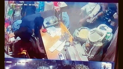 Robbers caught on CCTVs camera during the loot on Jassian Road in Ludhiana on Friday. (HT Photo) Robbers caught on CCTVs camera during the loot on Jassian Road in Ludhiana on Friday. (HT Photo)