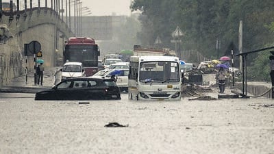 Vehicles partially submerged on a waterlogged road near Vinod Nagar in East Delhi. (RAJ K RAJ /HT PHOTO) Vehicles partially submerged on a waterlogged road near Vinod Nagar in East Delhi. (RAJ K RAJ /HT PHOTO)