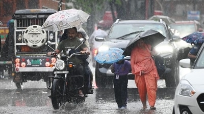 The residents of Delhi and nearby areas woke up to heavy rainfall and thunderous roars on Friday morning. (Ajay Aggarwal/HT) The residents of Delhi and nearby areas woke up to heavy rainfall and thunderous roars on Friday morning. (Ajay Aggarwal/HT)
