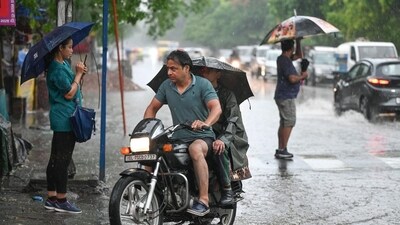 Due to heavy rain and waterlogged roads, traffic was also disrupted in many areas of Delhi NCR. Still, the residents braved it all to go about their day. (Ajay Aggarwal/HT Photo) Due to heavy rain and waterlogged roads, traffic was also disrupted in many areas of Delhi NCR. Still, the residents braved it all to go about their day. (Ajay Aggarwal/HT Photo)