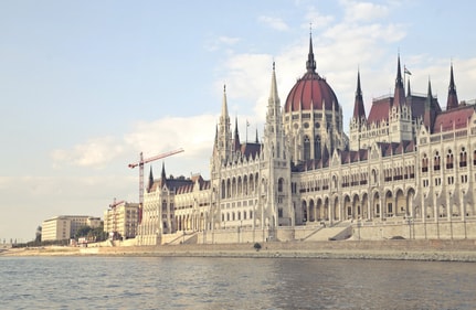Did you know the Hungarian Parliament Building in Budapest, Hungary, was designed by the architect Imre Steindl in neo-Gothic style and opened in 1902? (Freepik) Did you know the Hungarian Parliament Building in Budapest, Hungary, was designed by the architect Imre Steindl in neo-Gothic style and opened in 1902? (Freepik)