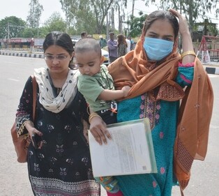 Pakistan national Ruwa with her child, who is an Indian citizen, waits to go to Pakistan at the border. (Sameer Sehgal/Hindustan Times) Pakistan national Ruwa with her child, who is an Indian citizen, waits to go to Pakistan at the border. (Sameer Sehgal/Hindustan Times)