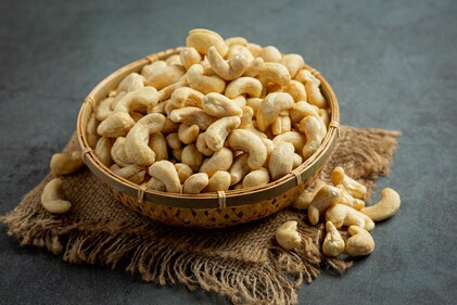 – Cashews are loaded with zinc and healthy fats, which help regulate immune responses and maintain energy levels. (Freepik) – Cashews are loaded with zinc and healthy fats, which help regulate immune responses and maintain energy levels. (Freepik)