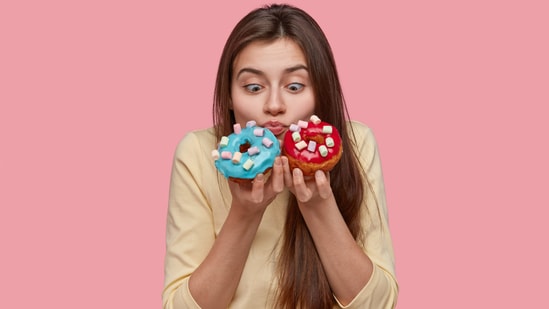 Is sugar ruining your health? Discover 10 warning signs of sugar addiction. (Freepik)