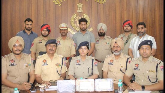 Khanna SSP Jyoti Yadav Bains yielding about the arrest of members of drug peddling gang in Ludhiana on Friday. (HT Photo)