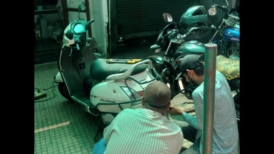 With only 125 authorised centres in the district currently designated to carry out HSRP installation, experts are of the view that it may take up to a year to complete the process unless the number of authorised centres and workforce size is significantly increased. (REPRESENTATIVE PHOTO)