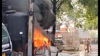 According to Mangesh Kumar, Lucknow’s chief fire officer, the blaze was reported at 4:30 pm at Sweety Food Factory building in Ganganagar, Amausi, under Sarojini Nagar police station. (Sourced)