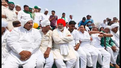 BKU spokesperson Rakesh Tikait with other leaders during the panchayat in Muzaffarnagar on Saturday. (HT photo) BKU spokesperson Rakesh Tikait with other leaders during the panchayat in Muzaffarnagar on Saturday. (HT photo)