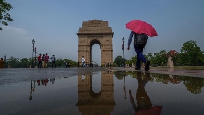 Commuters caught off guard by a sudden afternoon downpour near India Gate. (RAJ K RAJ /HT PHOTO) Commuters caught off guard by a sudden afternoon downpour near India Gate. (RAJ K RAJ /HT PHOTO)