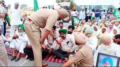 Police officials pacifying the protesters on Chandigarh road. The dharna was lifted after cops assured of necessary action. (HT Photo) Police officials pacifying the protesters on Chandigarh road. The dharna was lifted after cops assured of necessary action. (HT Photo)