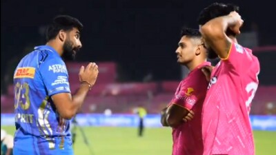Jasprit Bumrah talks to RR players (RR)