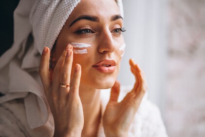 Skin streaming focuses on the basics of your skincare routine like moisturising. (Freepik)