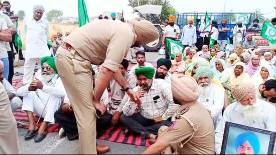 Police officials pacifying the protesters on Chandigarh road. The dharna was lifted after cops assured of necessary action. (HT Photo)