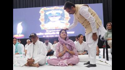 Haryana assembly speaker Harvinder Kalyan with slain Lt Vinay Narwal’s wife, Himanshi, and his grandfather Hawa Singh during a prayer meet in Karnal on Sunday. (HT Photo)