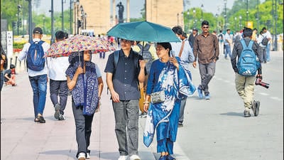 On a hot Sunday afternoon at Kartavya Path. (Vipin Kumar/HT photo) On a hot Sunday afternoon at Kartavya Path. (Vipin Kumar/HT photo)