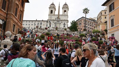 Tourists visit the Spanish Steps ahead of the conclave to elect the next pope, in Rome, Italy, May 4, 2025. REUTERS/Kevin Coombs (REUTERS)