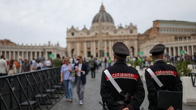 Members of the Carabinieri walk near St. Peter's Square at the Vatican, ahead of the conclave to elect the next pope, as seen from Rome, Italy, May 4, 2025. REUTERS/Murad Sezer (REUTERS)
